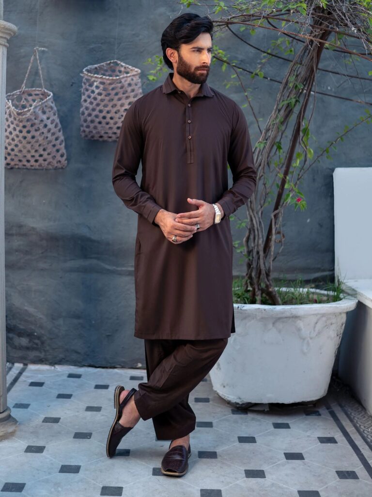 Men shalwar kameez can be worn at both casual and formal occasions.